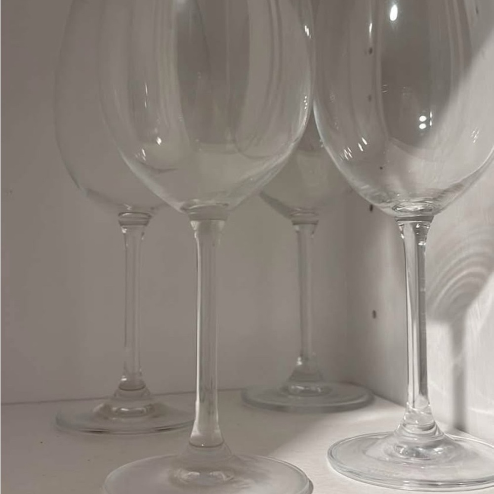 Elegant Clear Wine Glass Set
